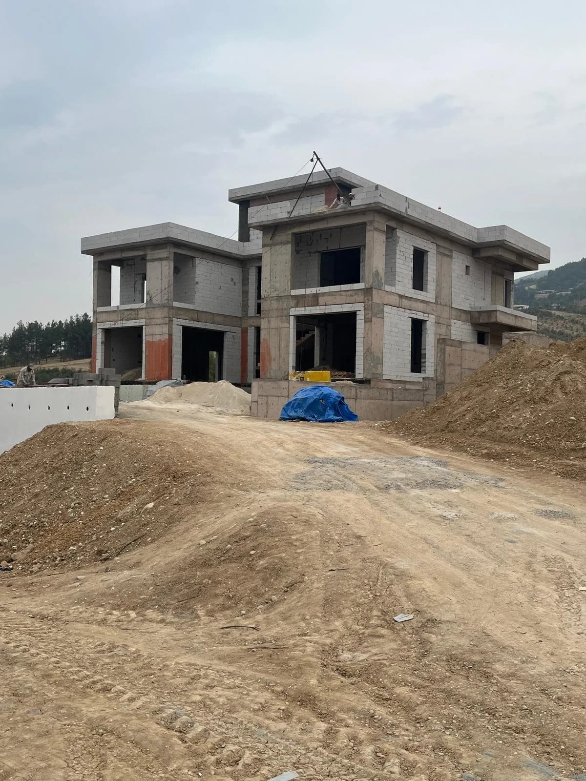 İnşaat aşamasında bir villa projesi.
