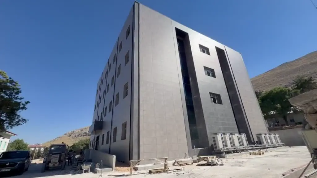 Ticari bina cephesi ve VRF dış ünite sırası (video).